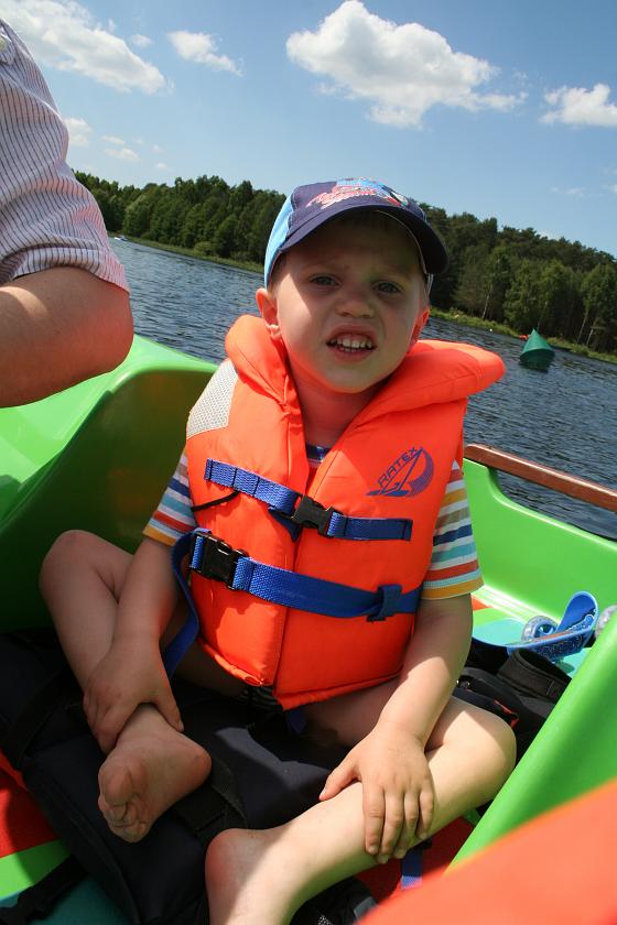 IMG_0441.JPG - Wojtek na rowerze wodnym