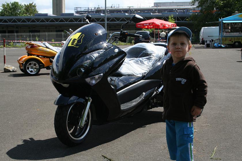 IMG_0937.JPG - Wojtek i trójkołowy skuter