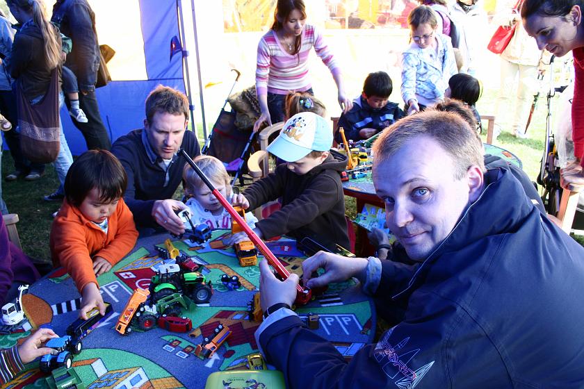 IMG_1005.JPG - Stoisko firmy Siku na Kinderfestivalu w Mainz - tatusiowie też się dobrze bawili