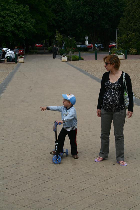 IMG_1297.JPG - Spacerek z hulajnogą