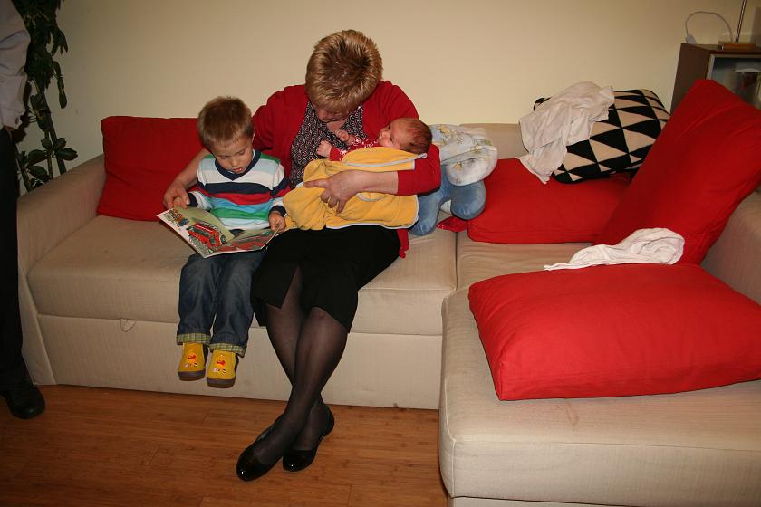 IMG_4507.JPG - Babcia czyta chłopakom książkę