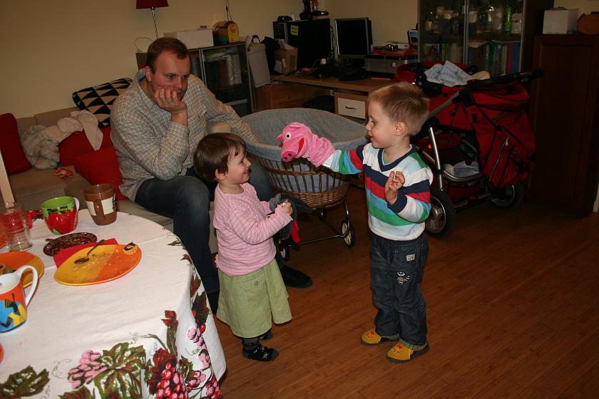 IMG_4585.JPG - Wojtek robi teatrzyk