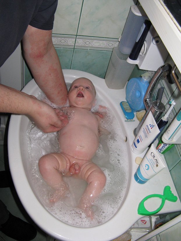 2008-01-25_0935.jpg - (2008-01-25) Kąpią mnie w umywalce, ale ja to lubię ;-)