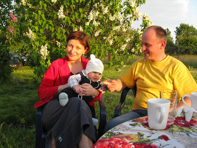 20080511-1827-wojtek.jpg - (2008-05-11) Z ciocią Ewą i wujkiem Ryśkiem pod bzem (2)